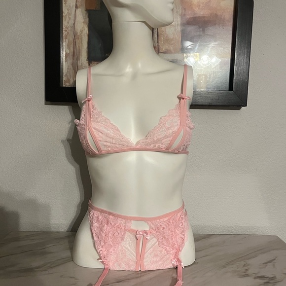 Pink Floral Lace Cut Out Bra, Thong & Garter
Lingerie Set - Picture 11 of 16